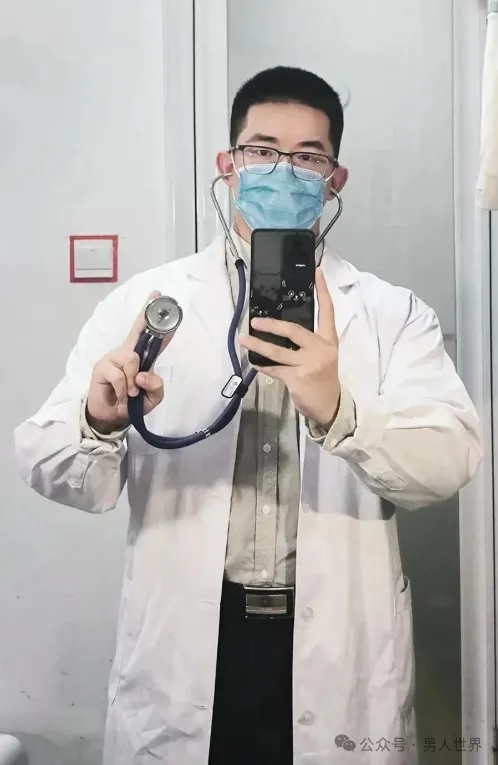 学生小哥穿紧身正装，太 A 了！