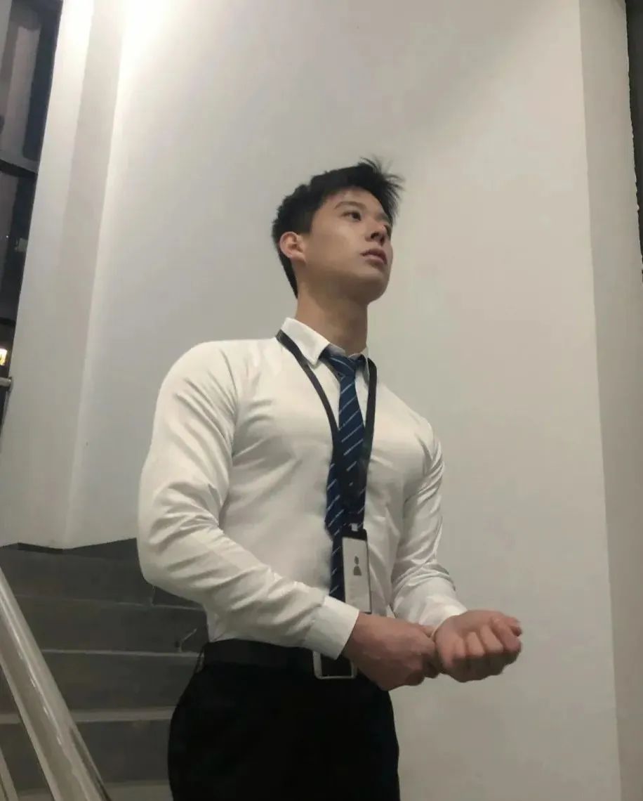 山东西装 190cm 大男孩，来电梯口一下！