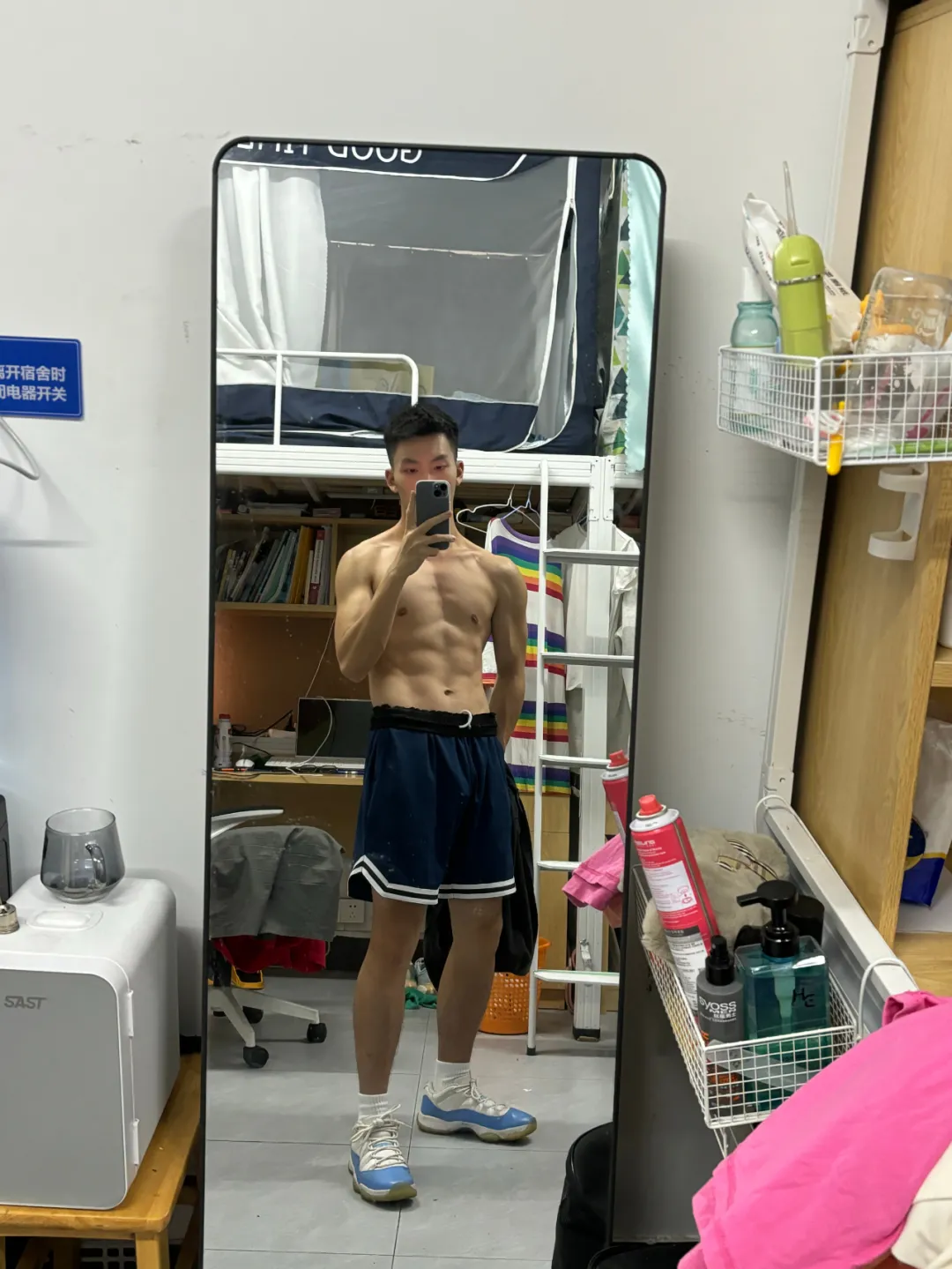 广州体院的体育生宿舍自拍真的太会了！