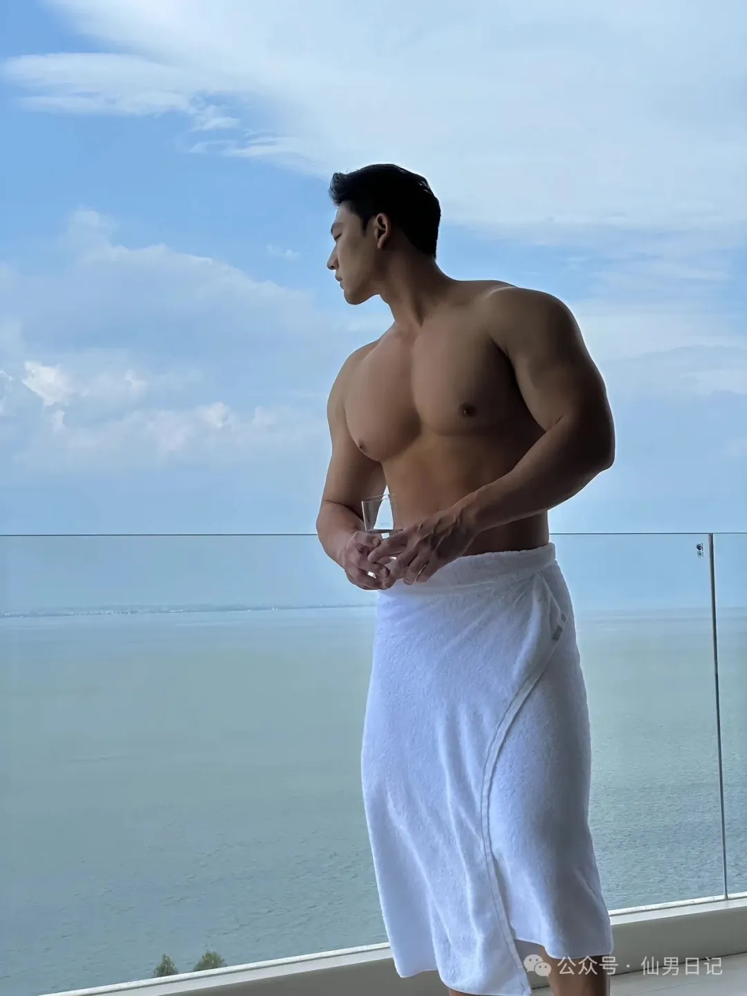189cm 黑皮男模酒店被偷拍，网友直呼：翘臀大胸肌诶！