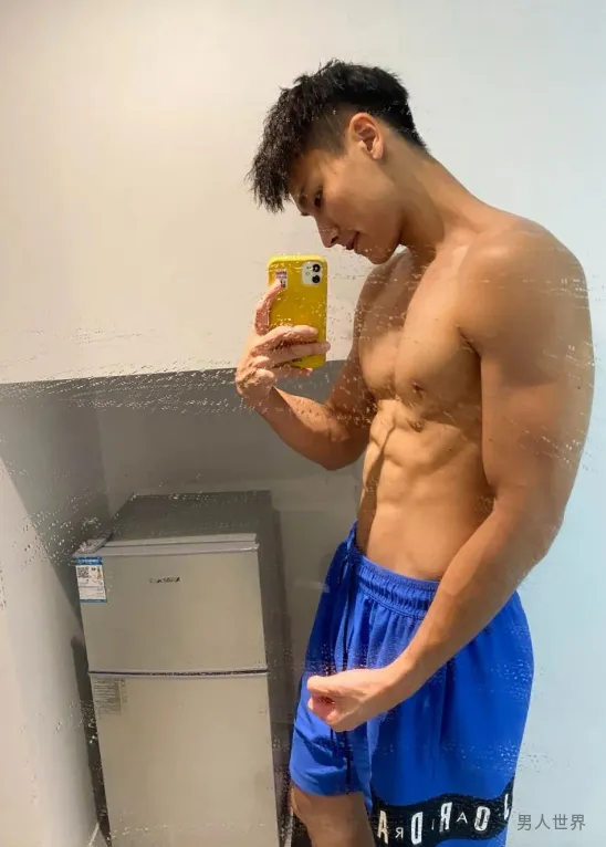性张力拉满！钻石黑皮体育生，原生态男孩