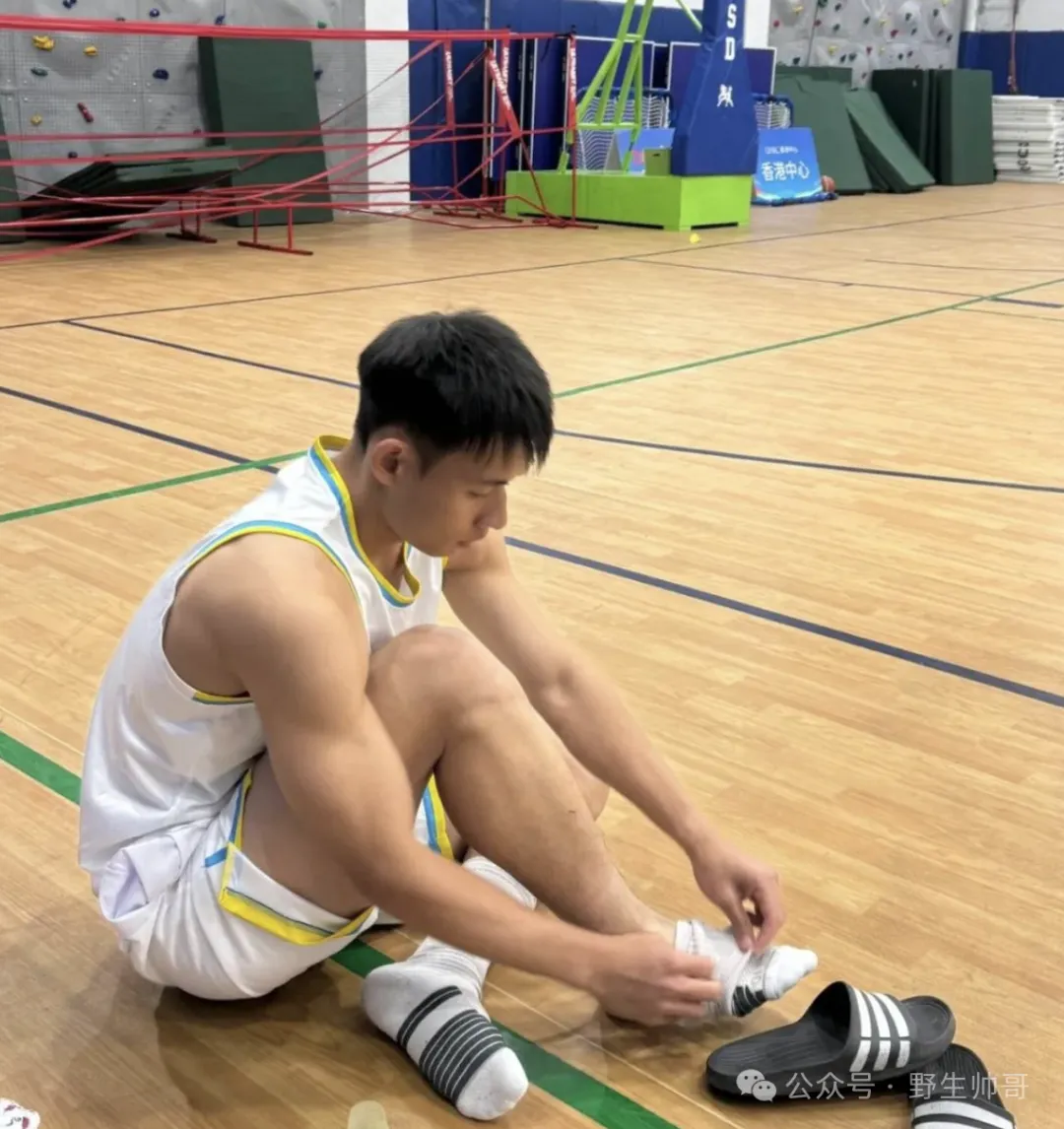 188CM 黑皮运动男大汗淋漓样子太爱了，长腿好强呀