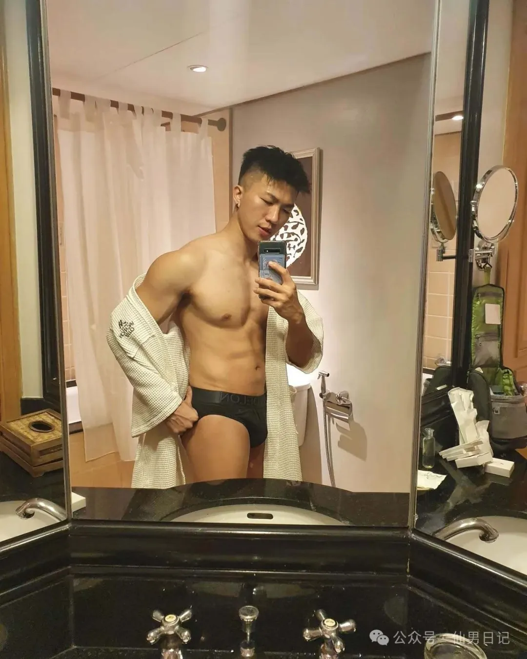 设计师各种花样在 ins 上爆火！网友辣评：还是你们文化人会拍……