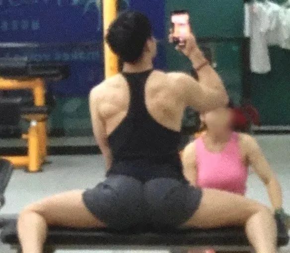 前体操冠军被斥成擦边主播？我还以为说的是他啊......