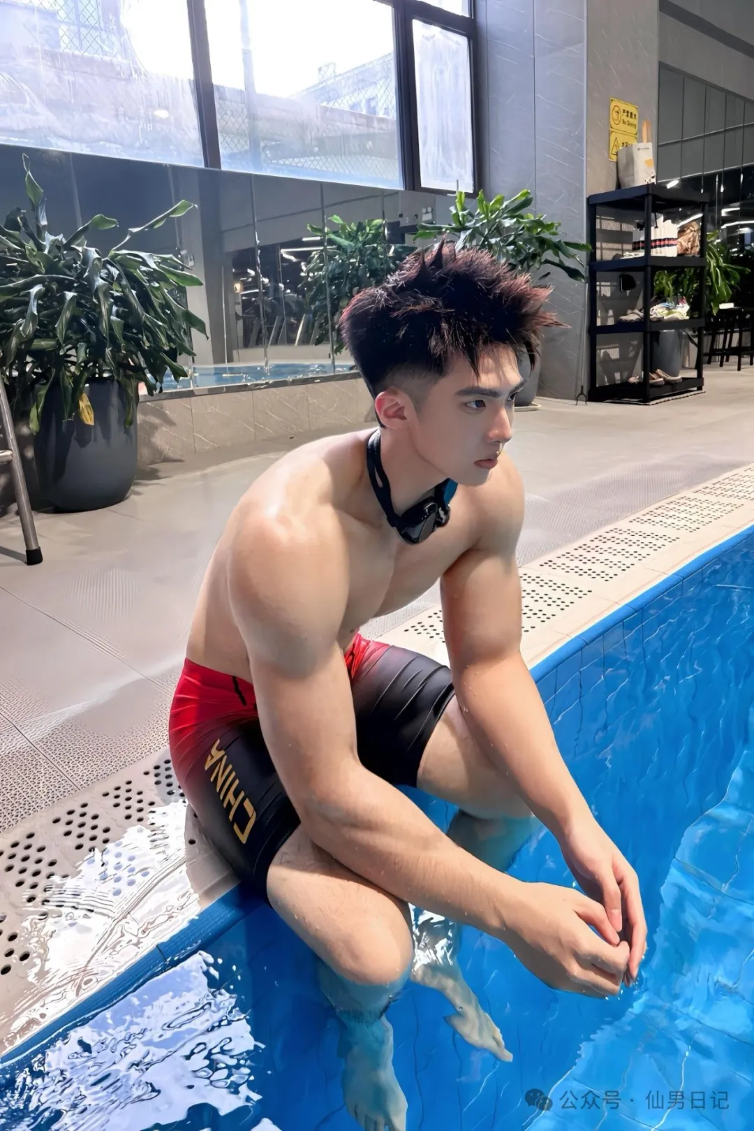 190cm 体育生男大宿舍自拍！网友直言：看着不直……