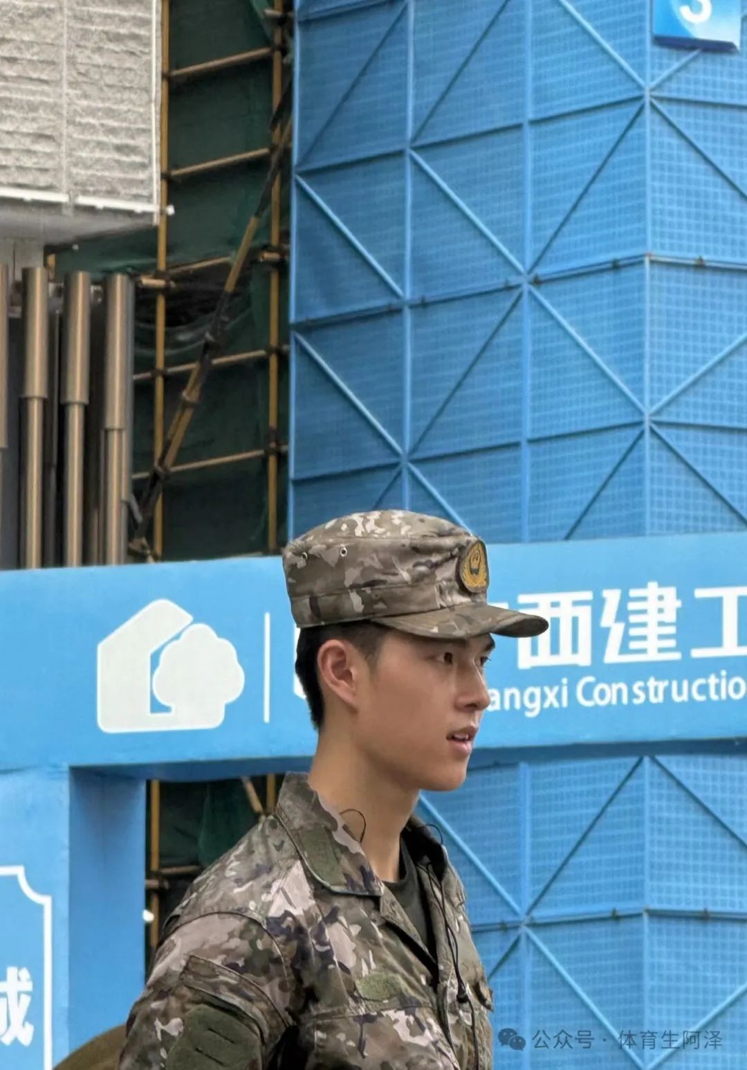 最帅教官已上线，185 大长腿，学弟直呼好喜欢......