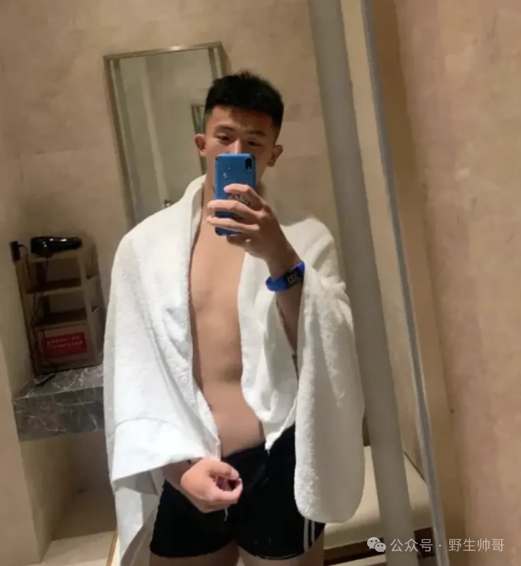 穿粉色短裤的大弟弟体育生被他吸引，谁能拒绝这样！