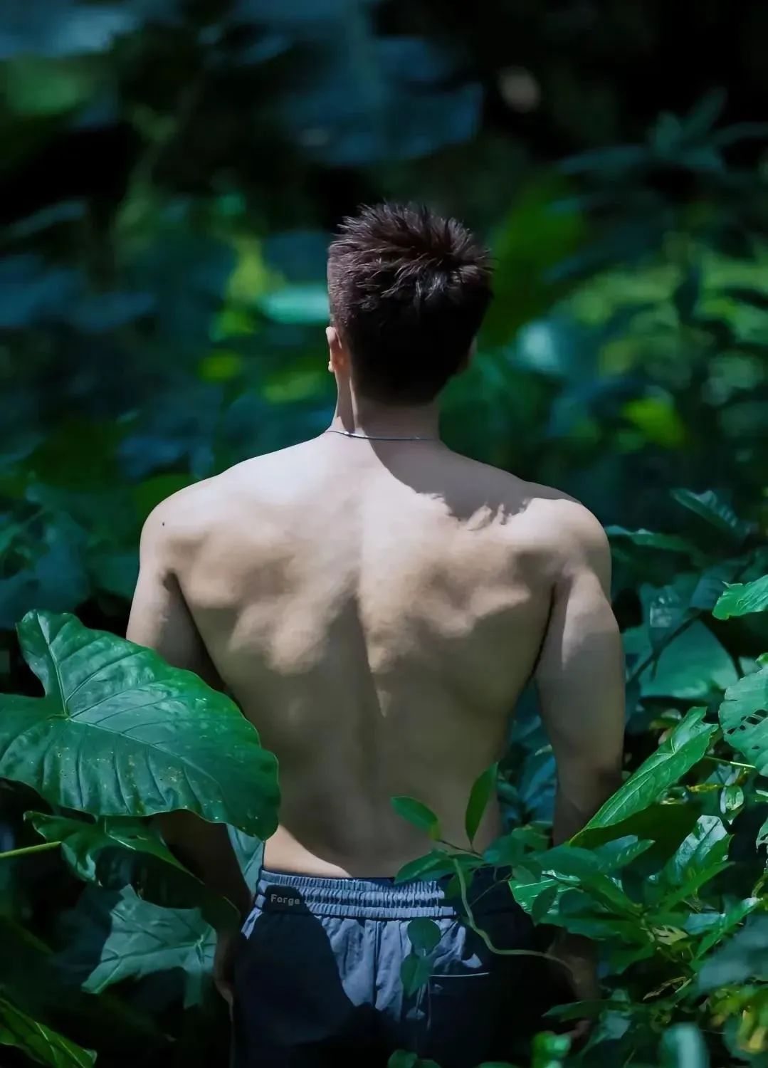 00 后运动黑皮肌肉小哥哥男人味十足