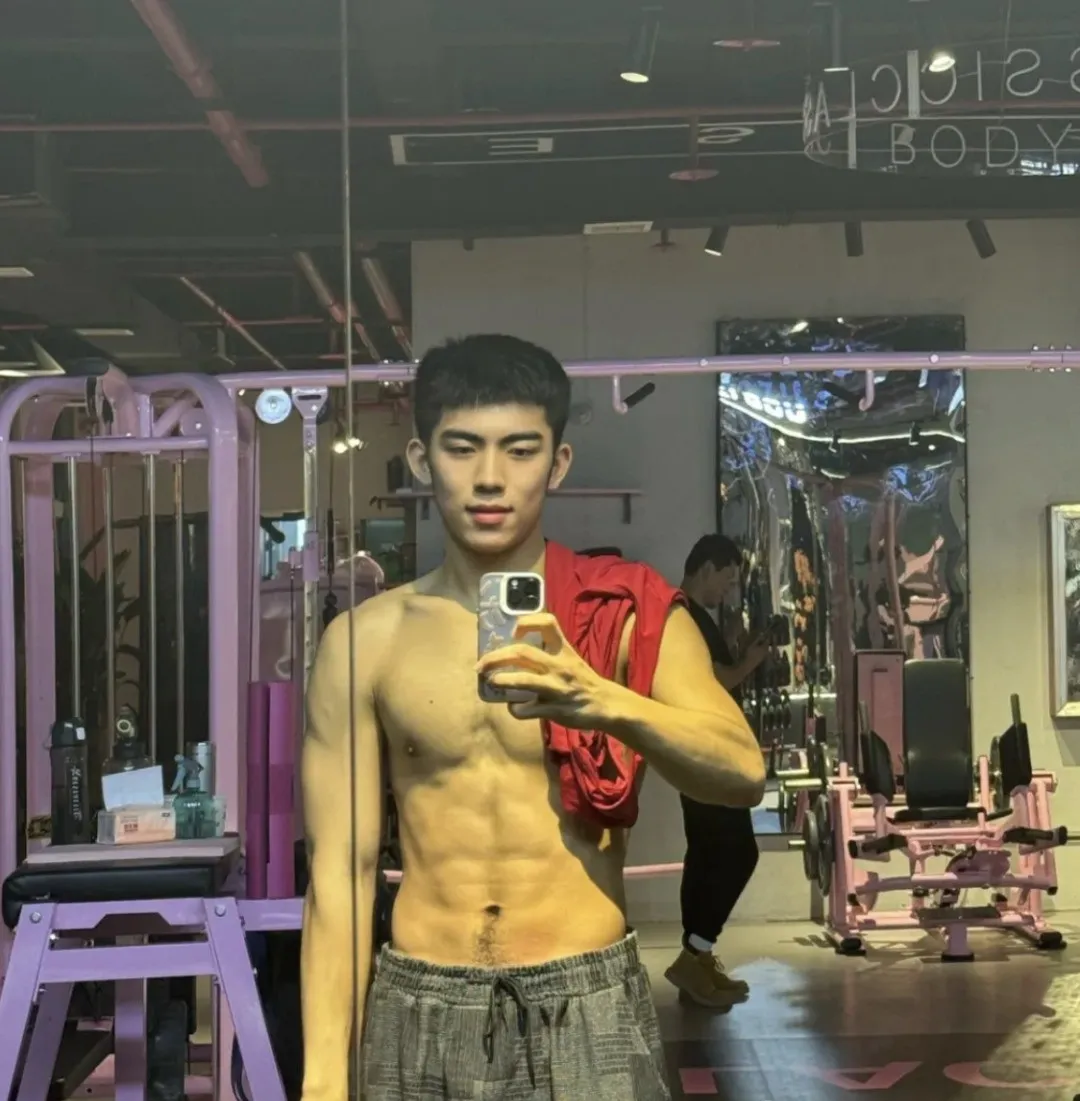 191CM 黑皮体育生长腿弟弟，不错哦