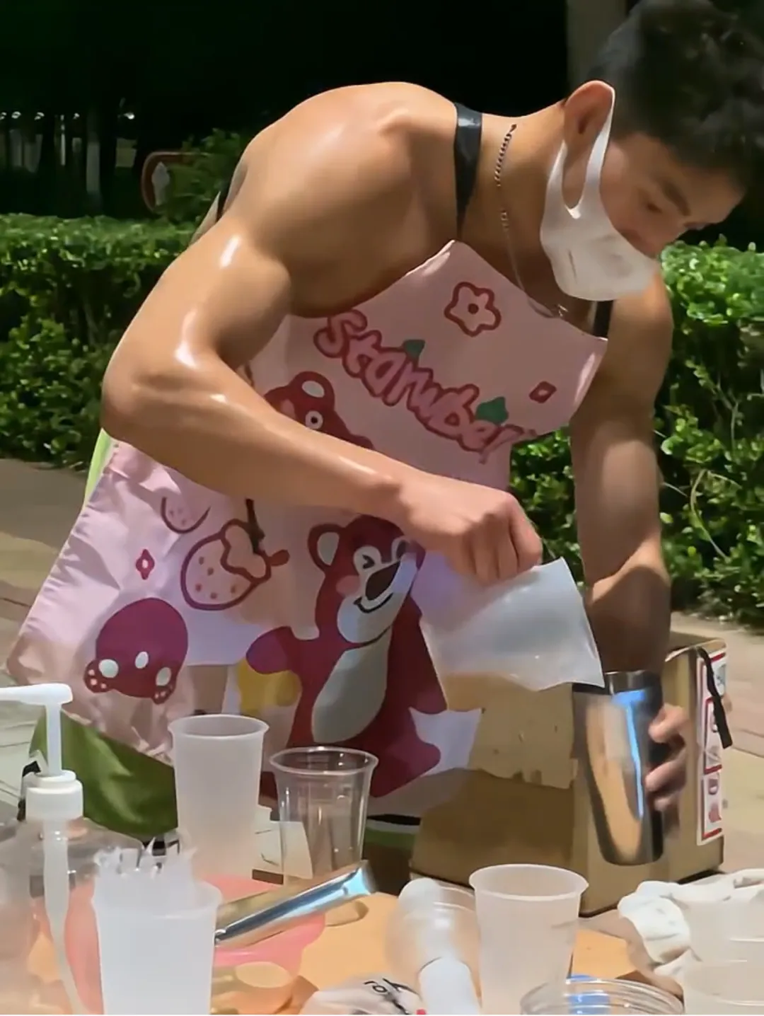 蔡依林演唱会卖柠檬茶的肌肉男火了！这手打频率太猛了！