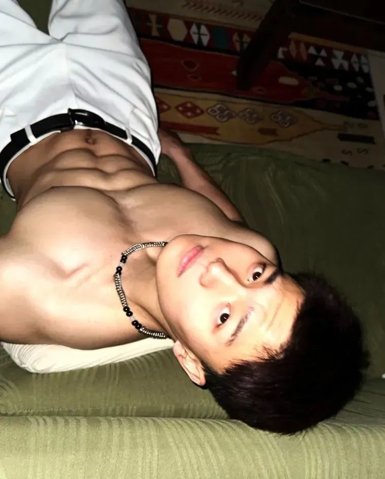 痞子范儿钻石男大，这肉体绝了~