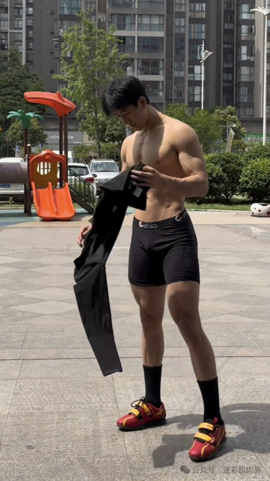 188CM 体育生街上穿紧身裤光膀子，长得有点好看！