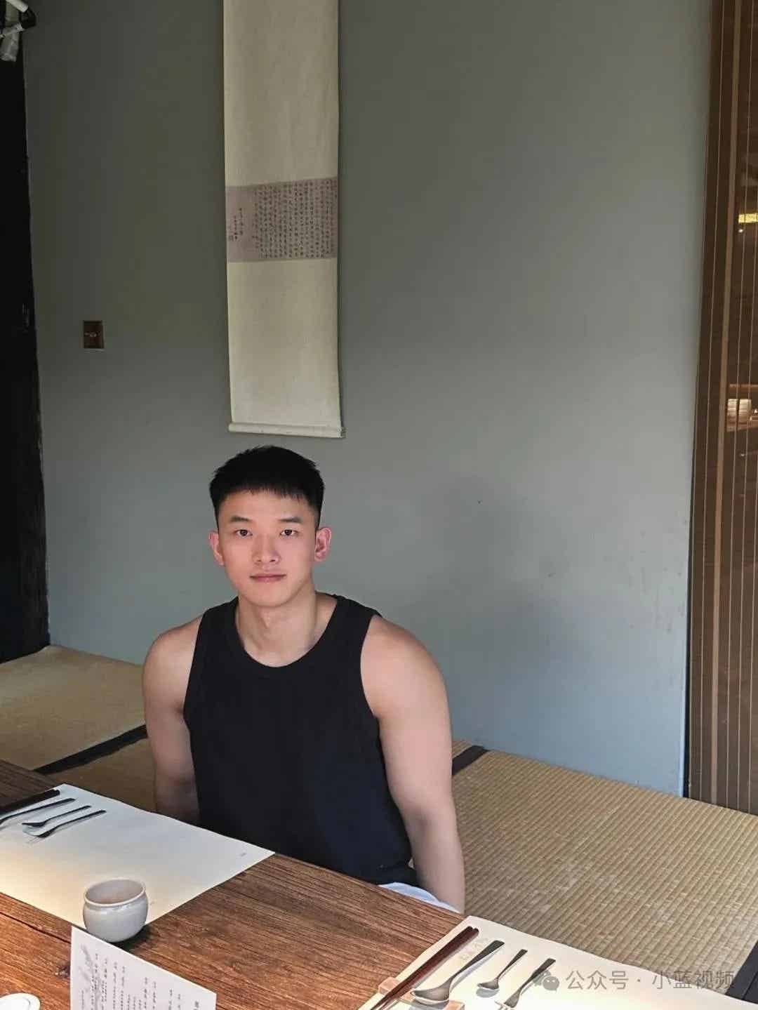 帅气脂包肌小哥，乖乖般“李现”