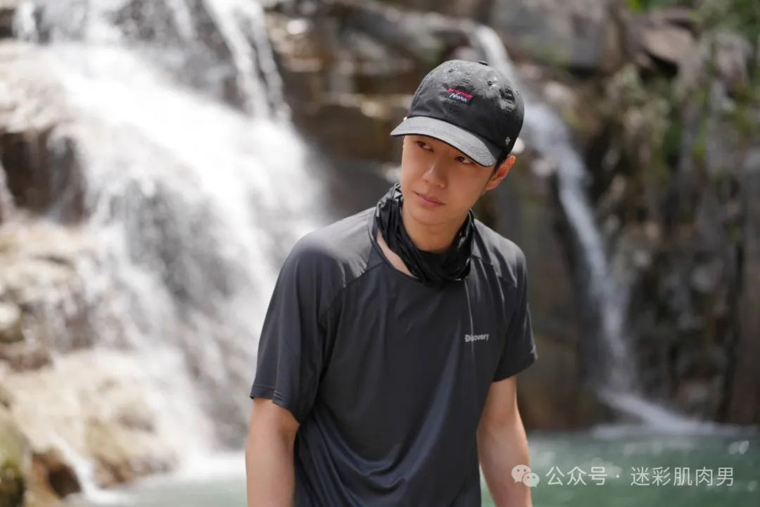 摄影师拍摄王一博脱了露内裤太宠粉，实力藏不住！