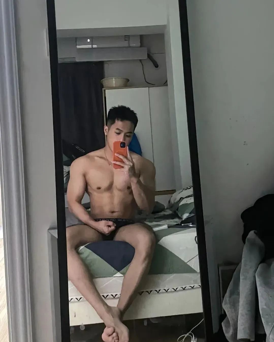 00 后运动黑皮肌肉小哥哥男人味十足