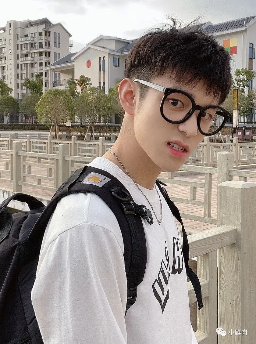 乐仔最近的瓜都吃了吗？他近期线下接受采访的状态被嘲了...