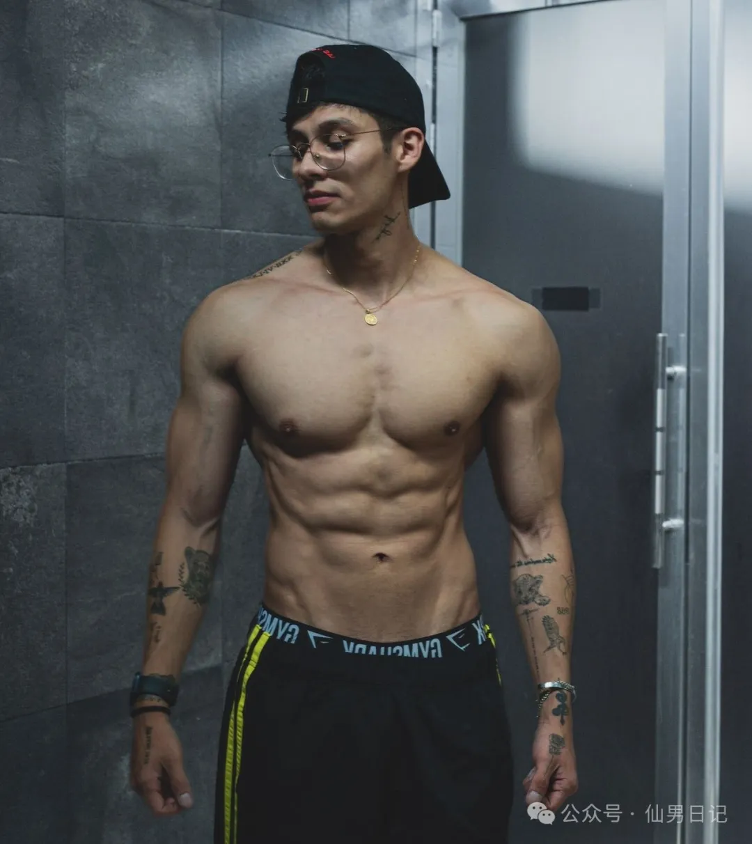 随地大小拍！这个新疆体育生秀肌肉火了……