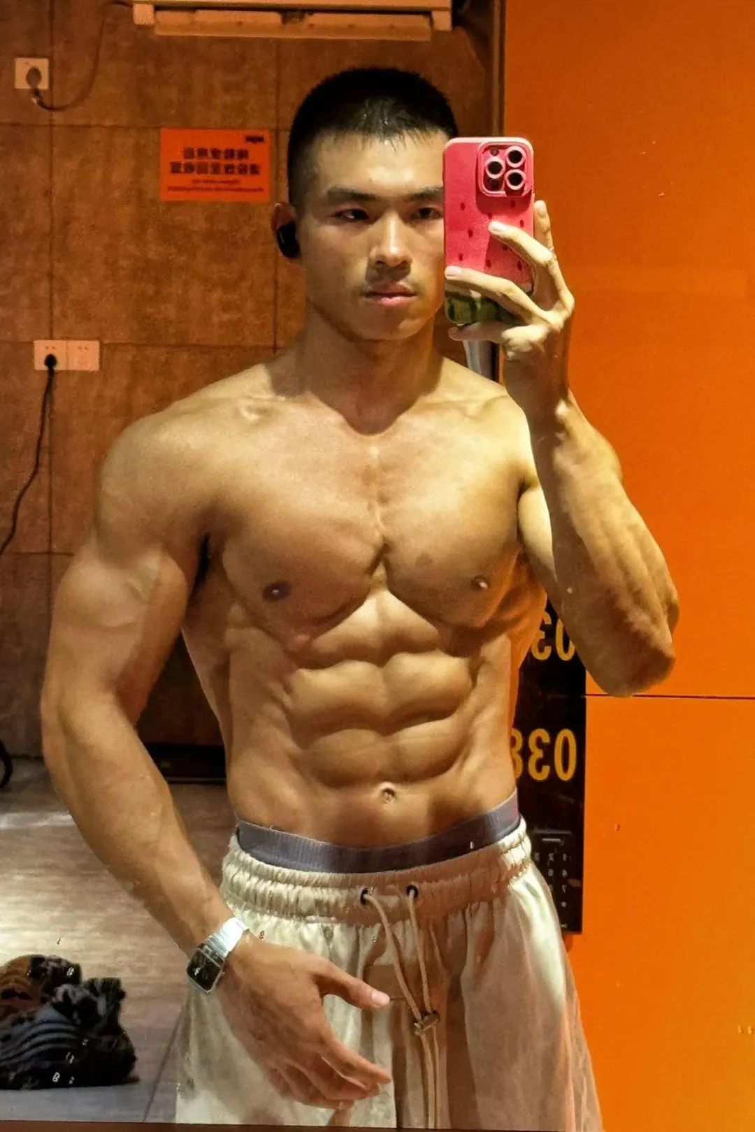 广东黑皮寸头肌肉退伍小哥，这腹肌太硬了
