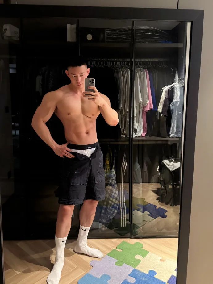 小蓝 X 推上 190cm 肌肉男时尚博主走红！
