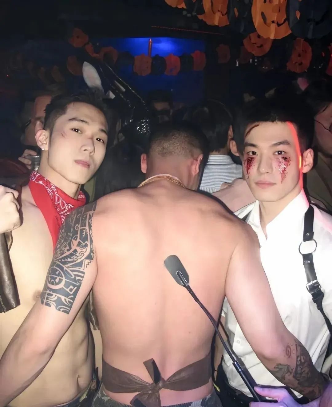 深夜还在工地上搬砖的肌肉小哥哥