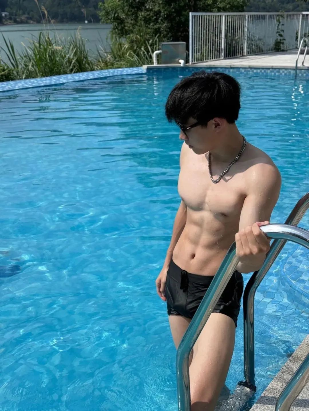 宽肩窄腰的肌肉大弟弟，我一个直男都可以了 ​​​！