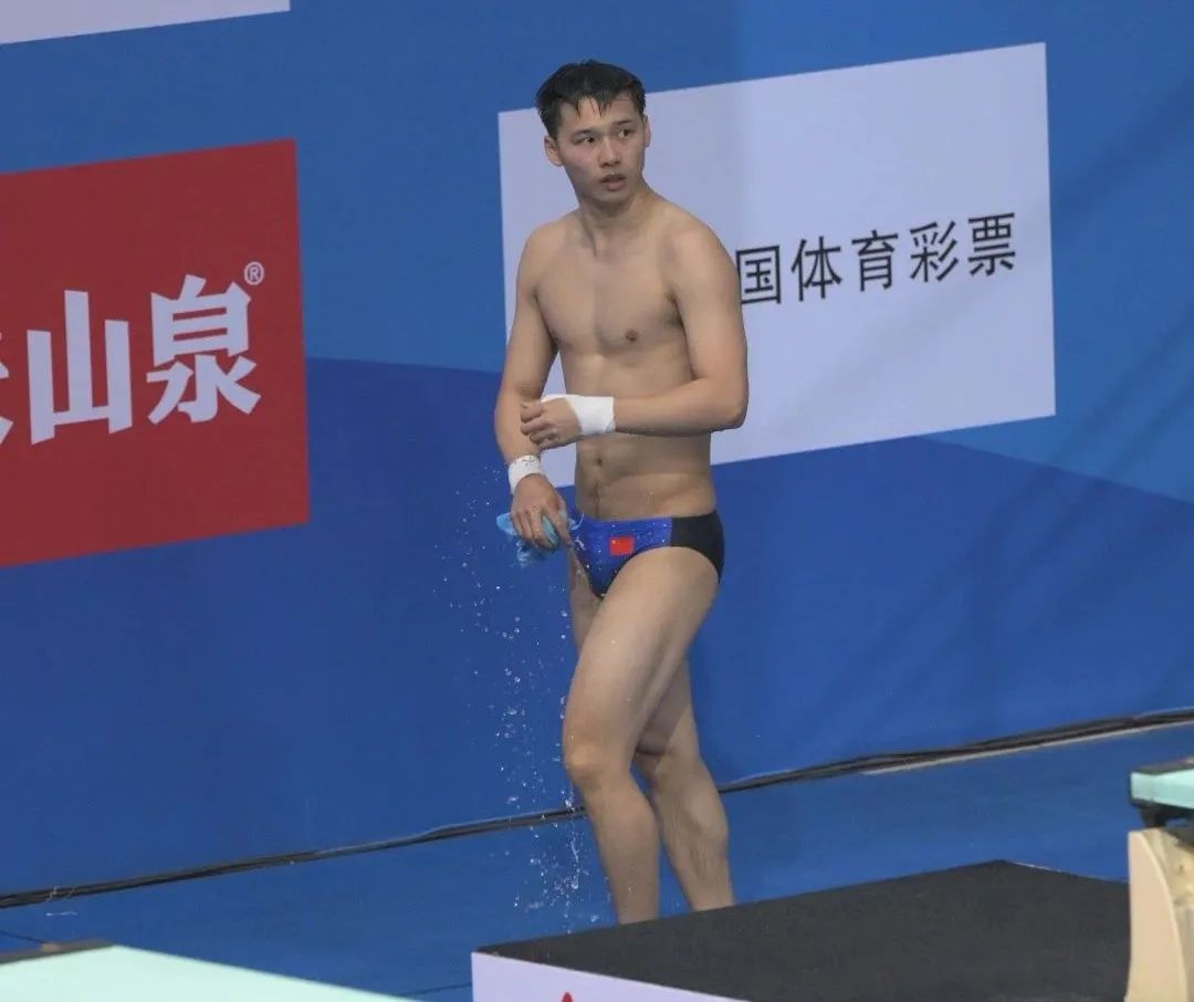 27 岁陈艾森近照曝光，黑皮成熟男