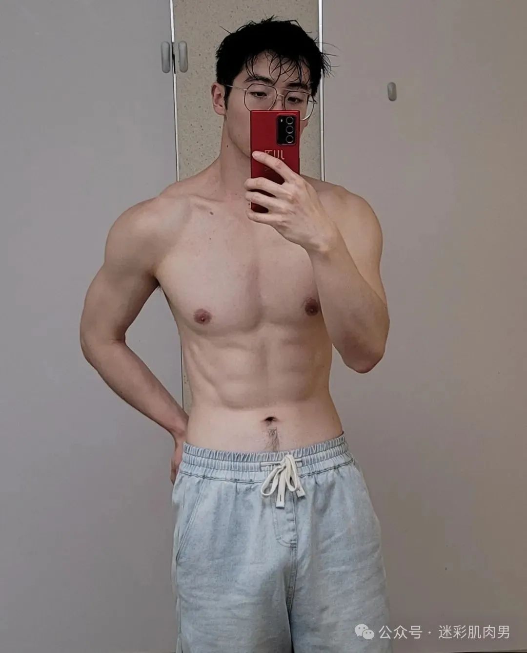 自拍照秀身材的腹肌小哥！，灰裤子和泳裤是 yyds！