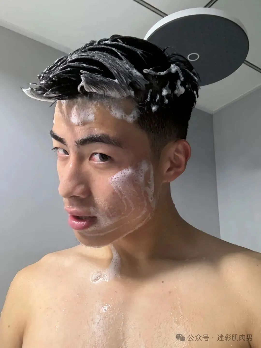 被刘姥姥置顶 20 岁山东男大体育生 ​​​，采访说他鼻子大！