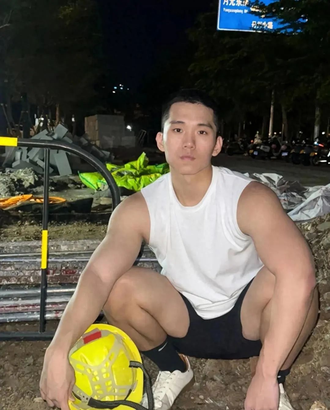 深夜还在工地上搬砖的肌肉小哥哥