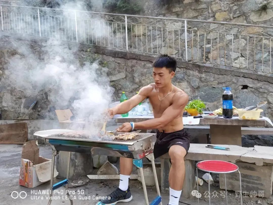 寸头黑皮体育生变帅气的警察小哥！大长腿太有型啦！