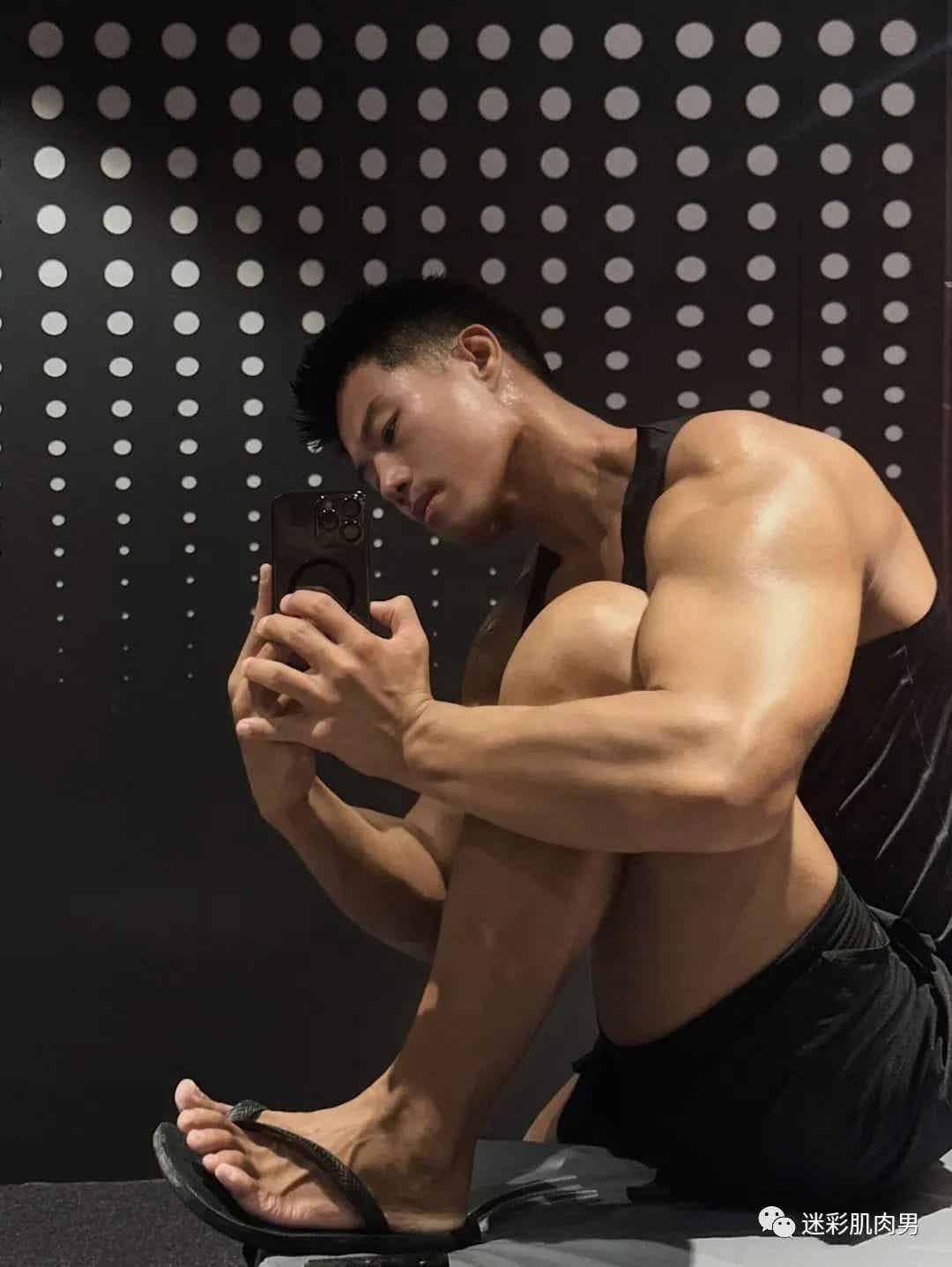 大长腿穿的真短自拍的运动男太帅了，真好看