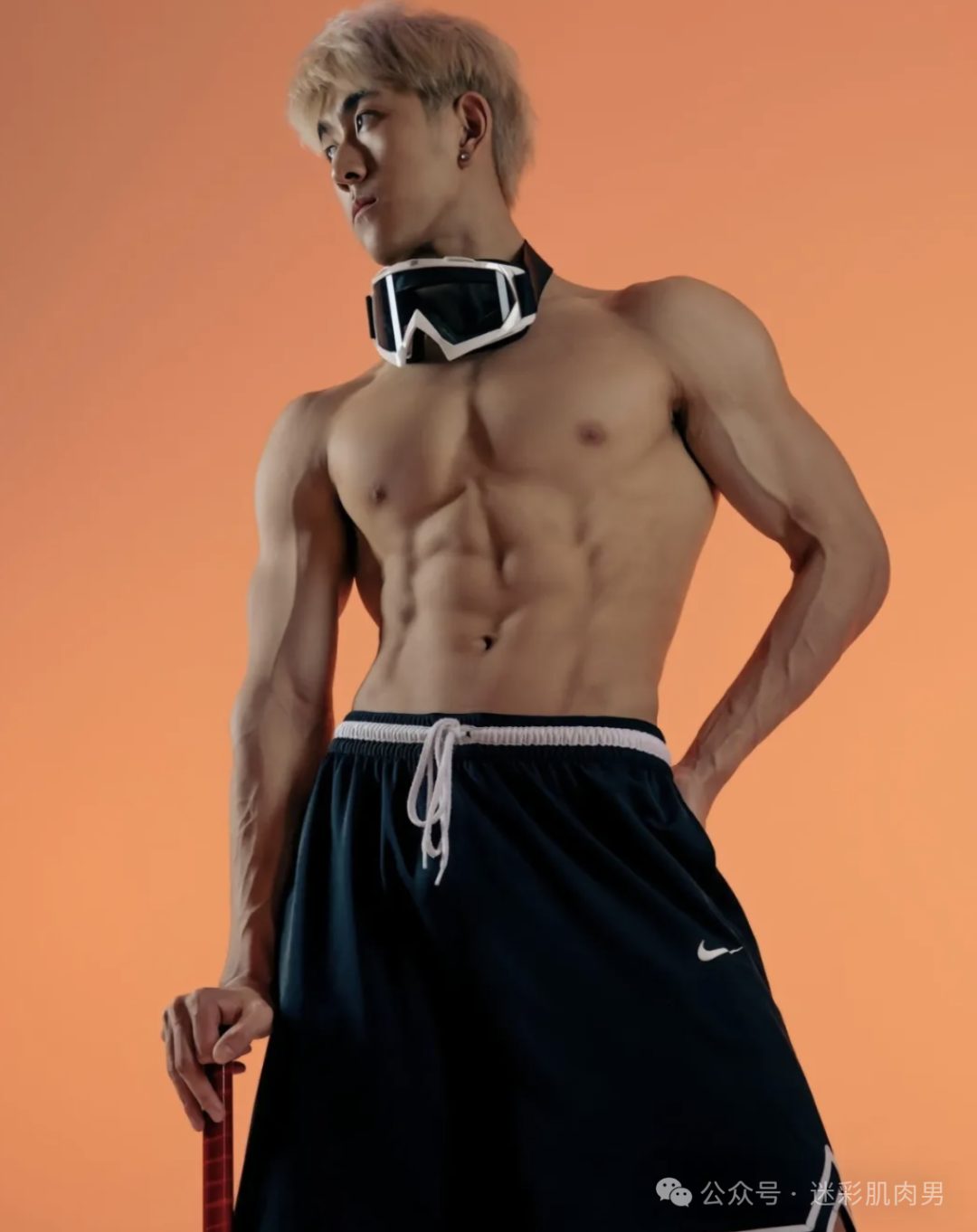 188CM 体育生街上穿紧身裤光膀子，长得有点好看！