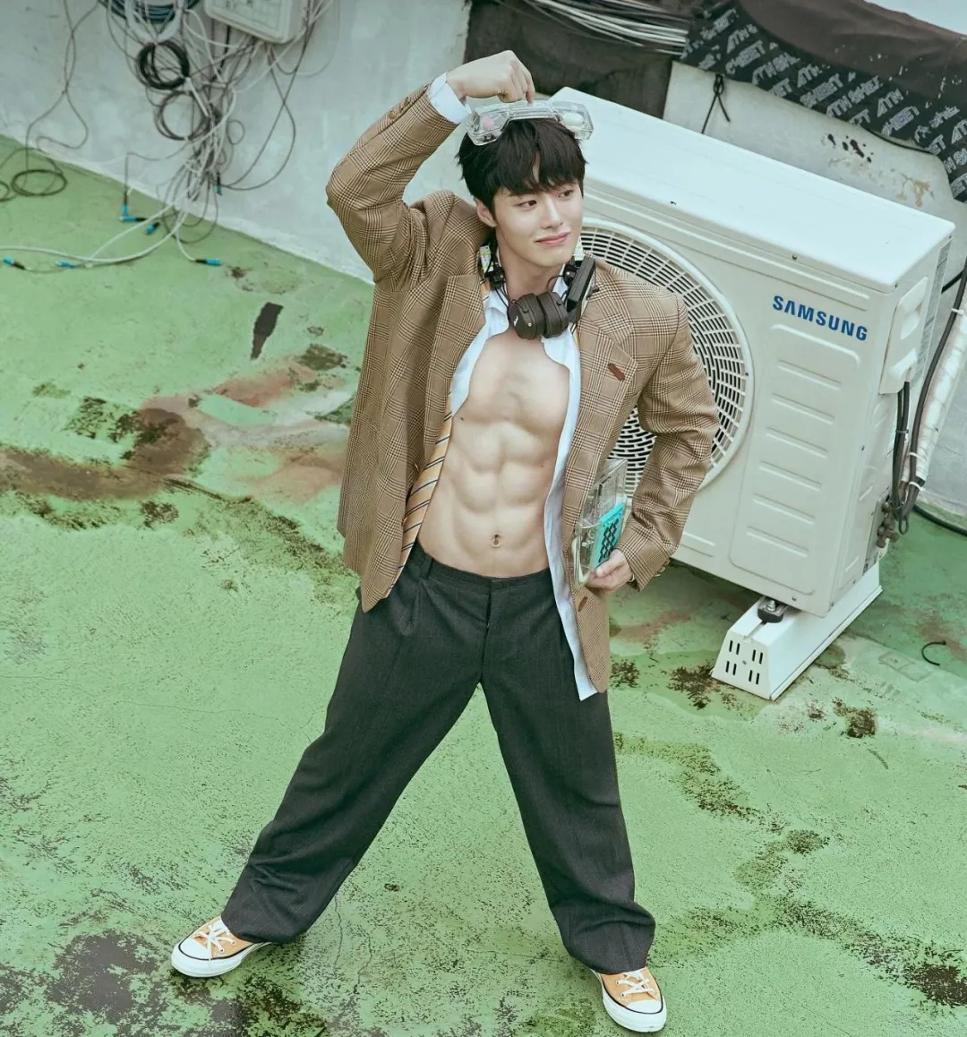 对小奶狗完全没有抵抗力！更何况他还有大块肌肉~