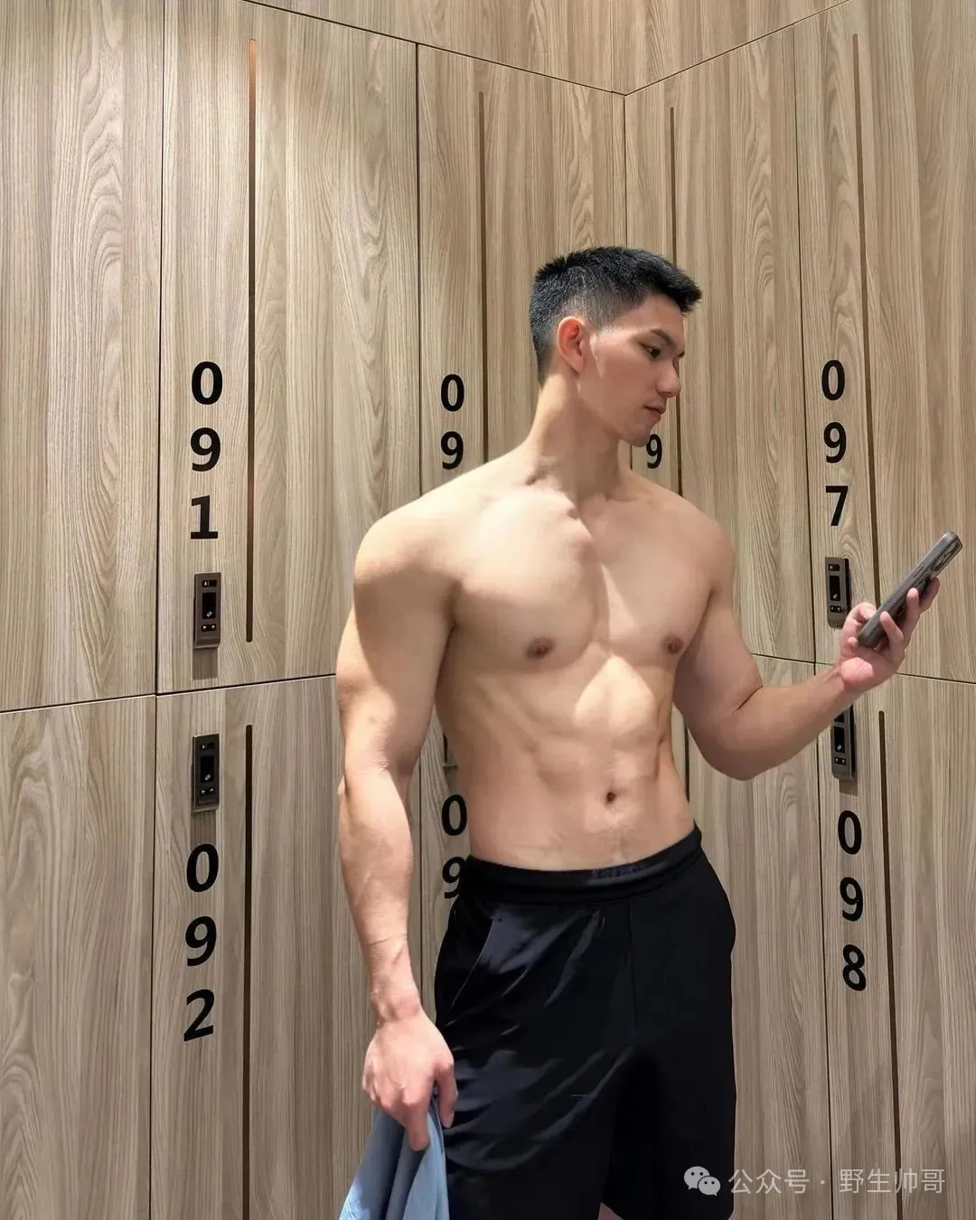 马老师硬控大长腿穿白内裤太好看了，挡不住啦！