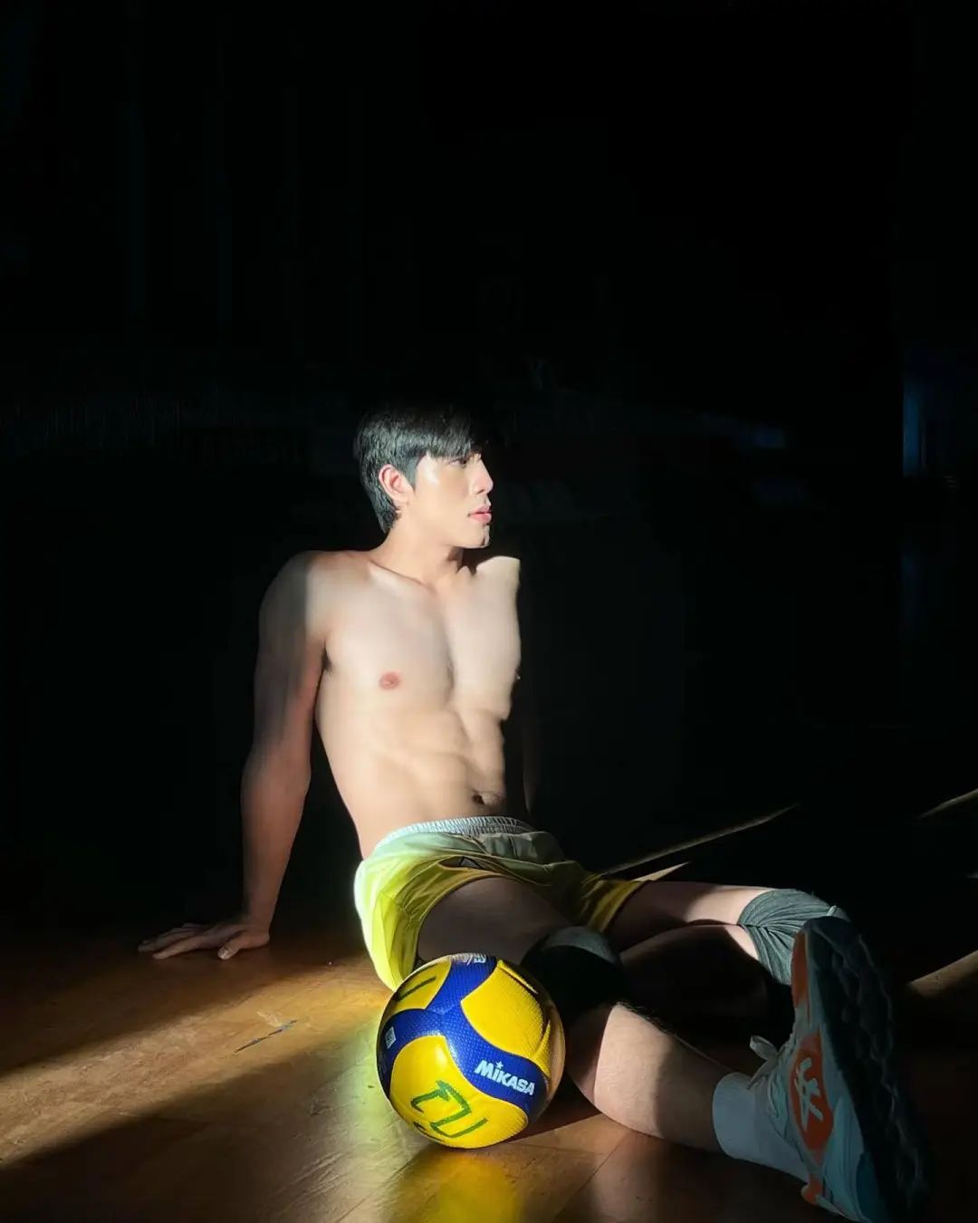 男明星撸铁都这么搞笑吗？腹毛好长好吸睛~