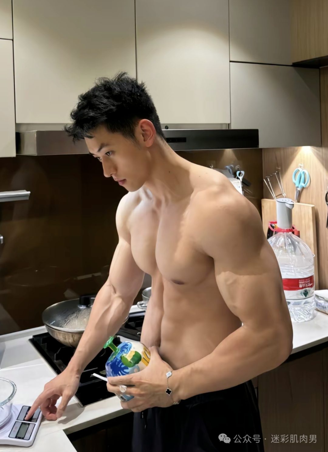 你们的新老公自拍来啦！这样穿长腿太勒了啊啊啊！