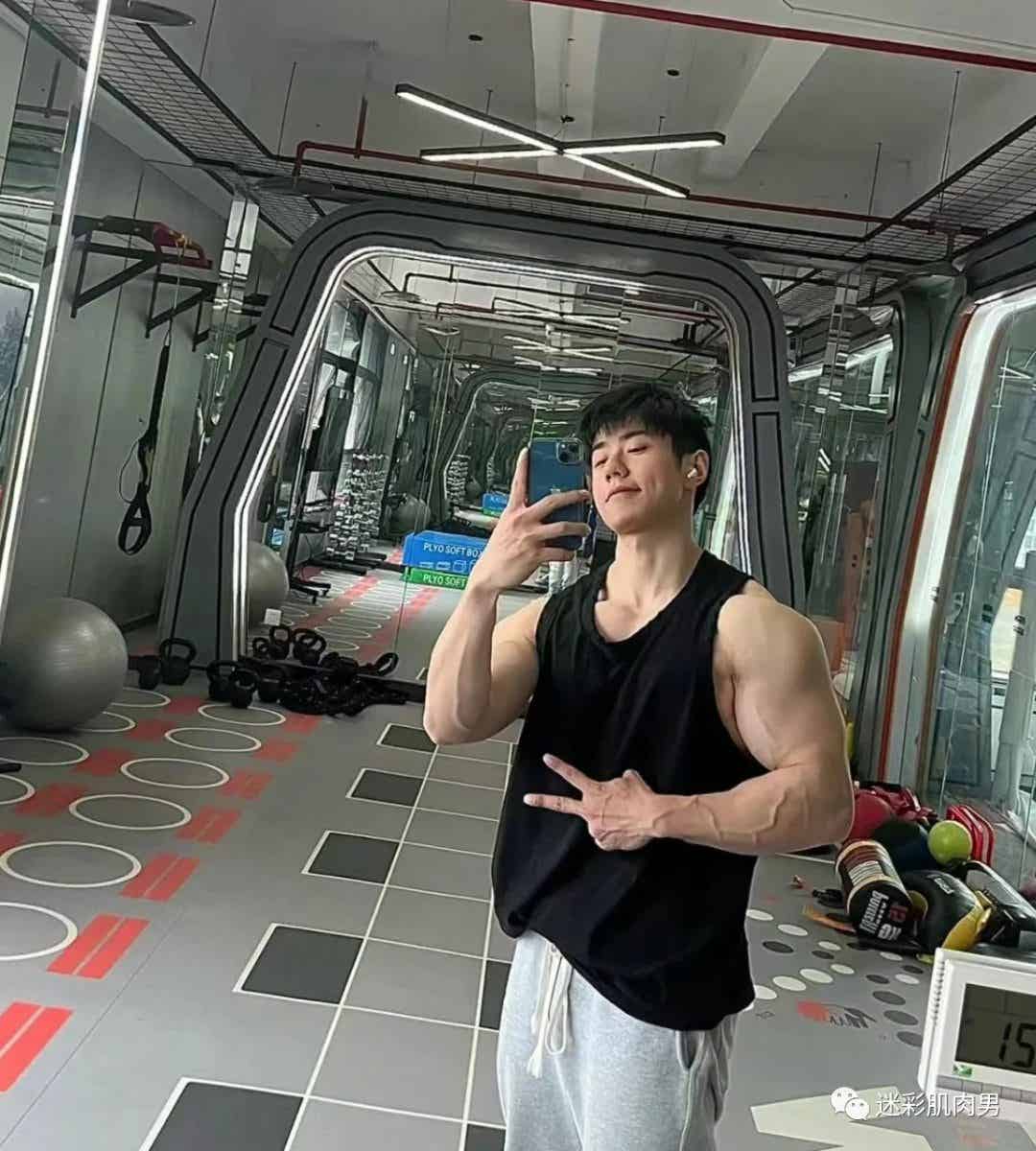 夏天遇到这样的撸铁肌肉小哥哥，可以吗-潮男潮北