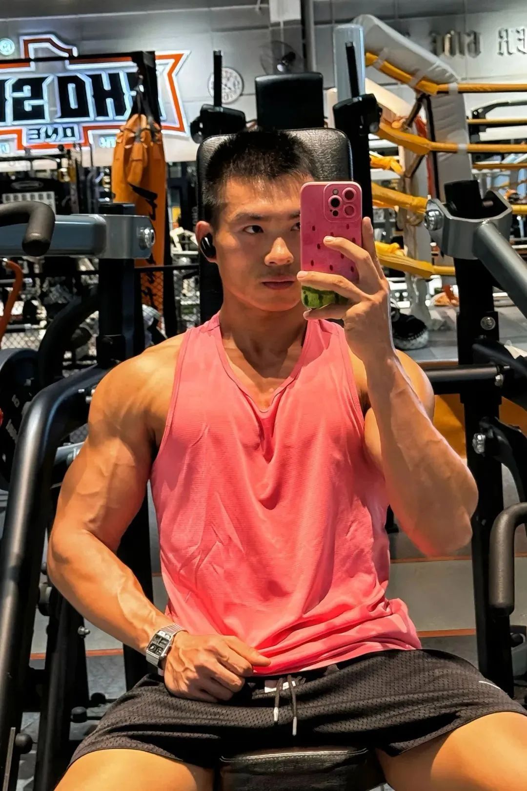广东黑皮寸头肌肉退伍小哥，这腹肌太硬了