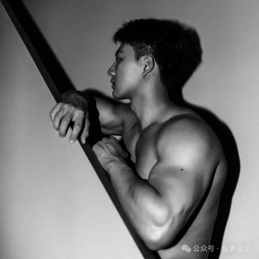 189cm 黑皮男模酒店被偷拍，网友直呼：翘臀大胸肌诶！