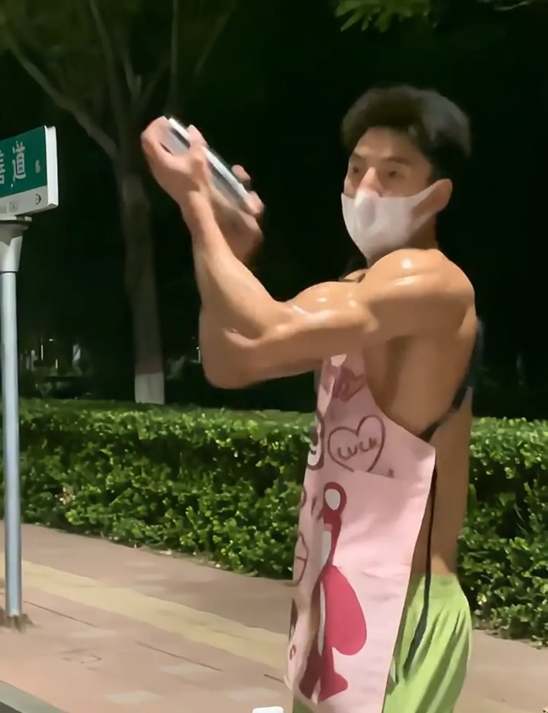 蔡依林演唱会卖柠檬茶的肌肉男火了！这手打频率太猛了！