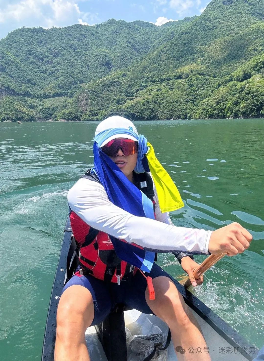 操场脱西裤运动的长腿男穿太紧？，强大实力挡不住了！
