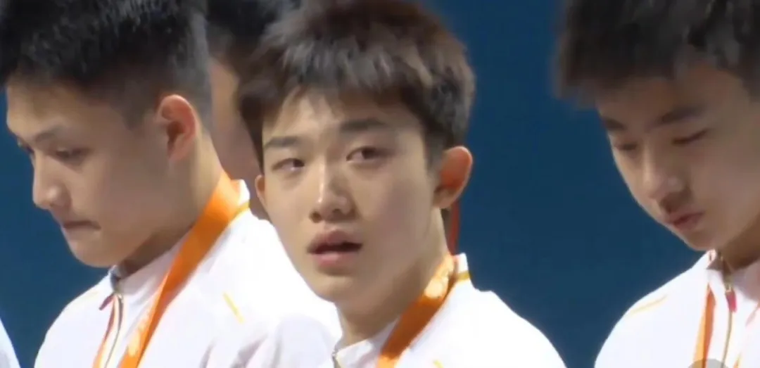 又一位新晋羽毛球帅哥！18 岁白皮体育生胡珂源太可爱了！