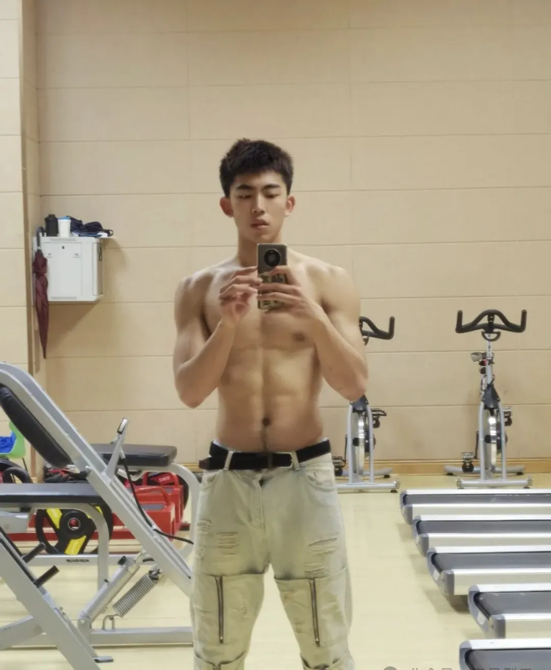 191CM 黑皮体育生长腿弟弟，不错哦