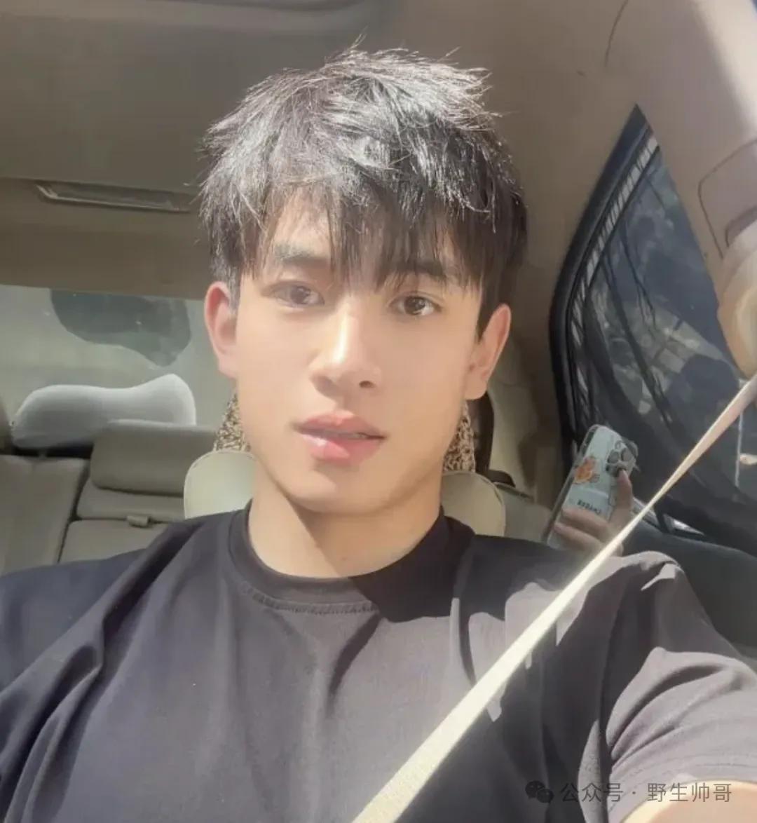 健身房脱衣锻炼的小伙，这种极品帅哥到底是谁