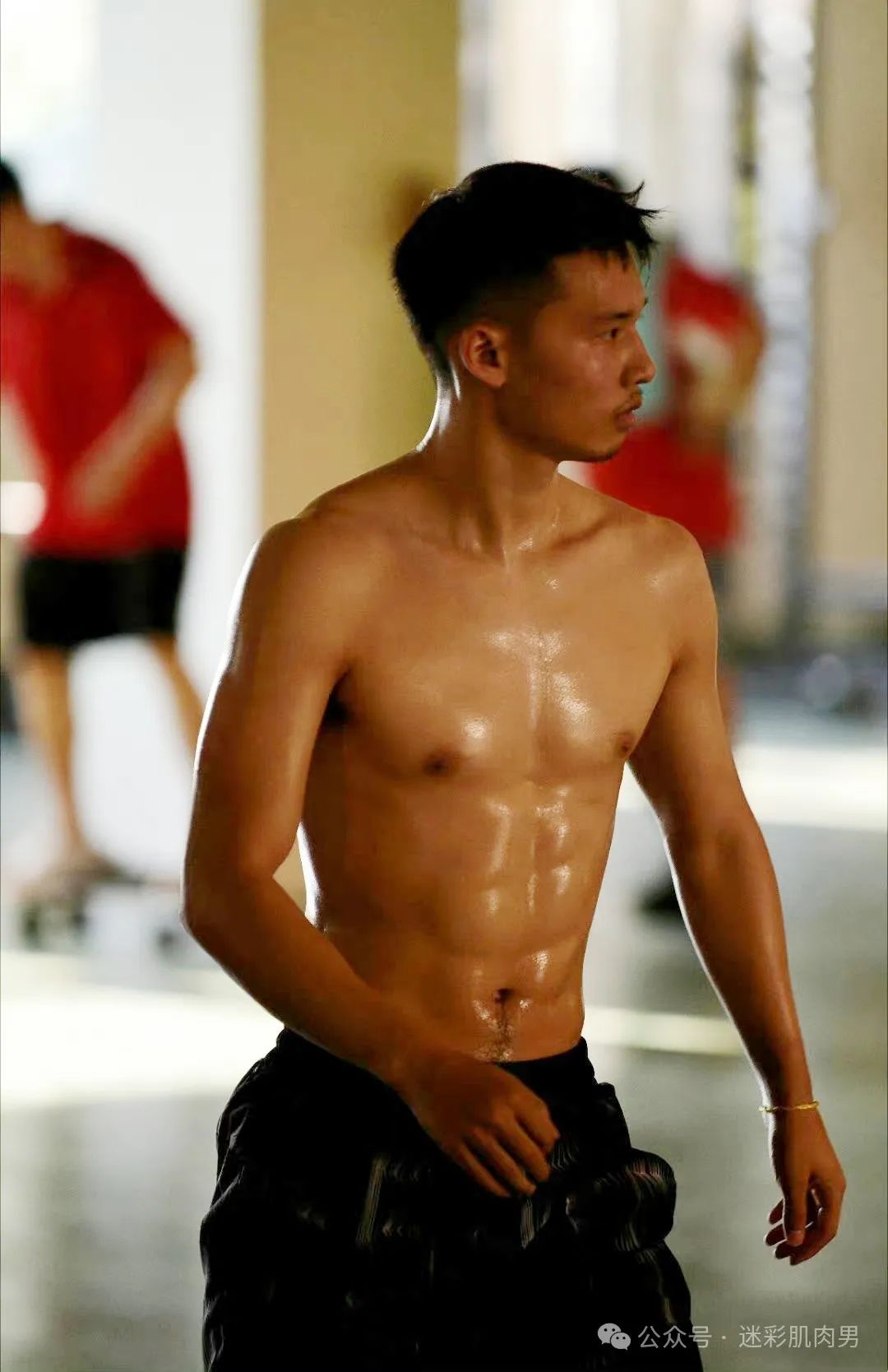 陈艾森被摸胸肌？大汗淋漓的样子太 MAN 真好看！