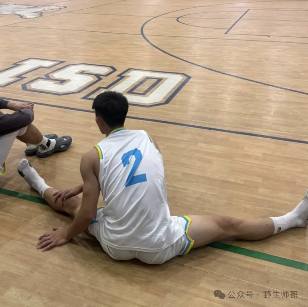 188CM 黑皮运动男大汗淋漓样子太爱了，长腿好强呀