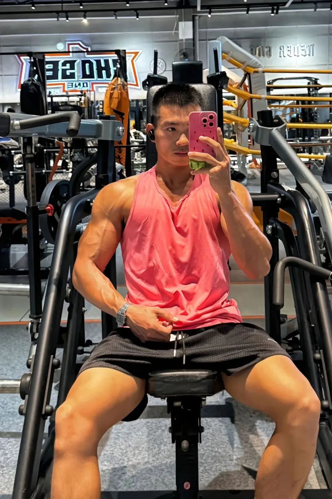 广东黑皮寸头肌肉退伍小哥，这腹肌太硬了