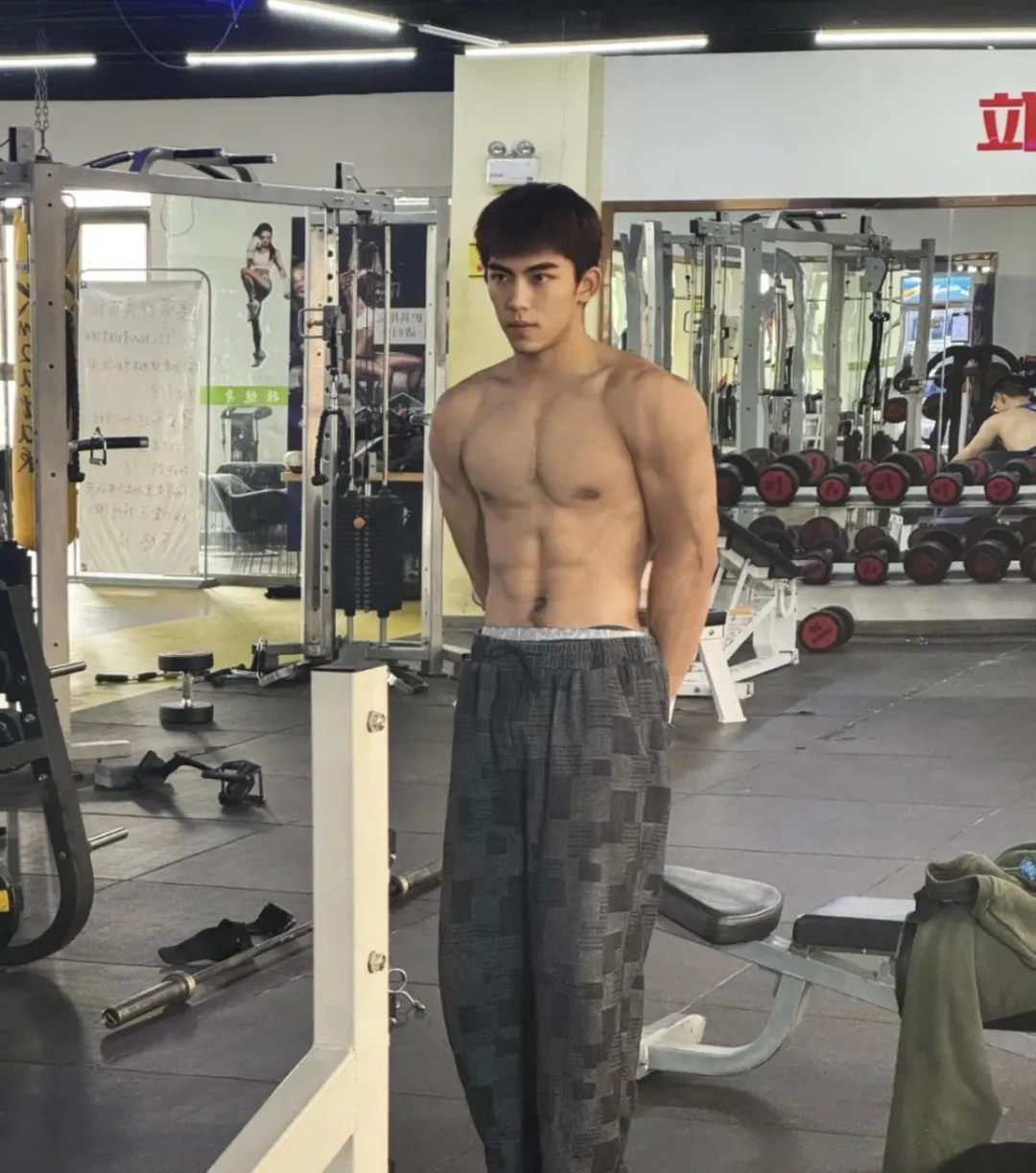 191CM 黑皮体育生长腿弟弟，不错哦