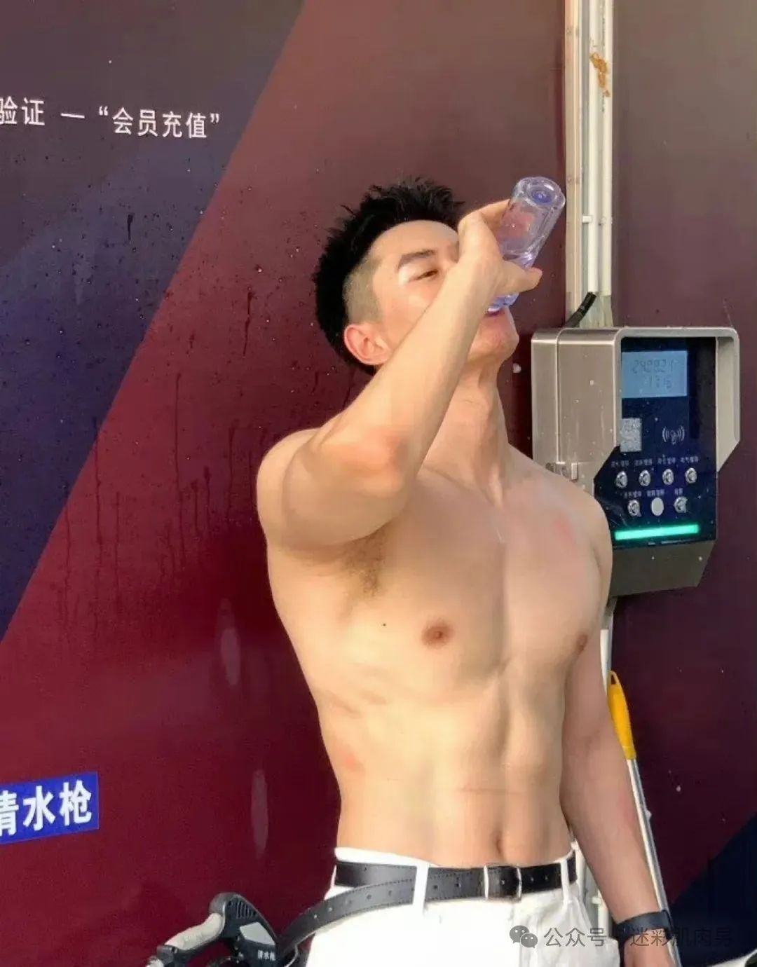 不穿衣服洗车的腹肌男，长的太帅啦！