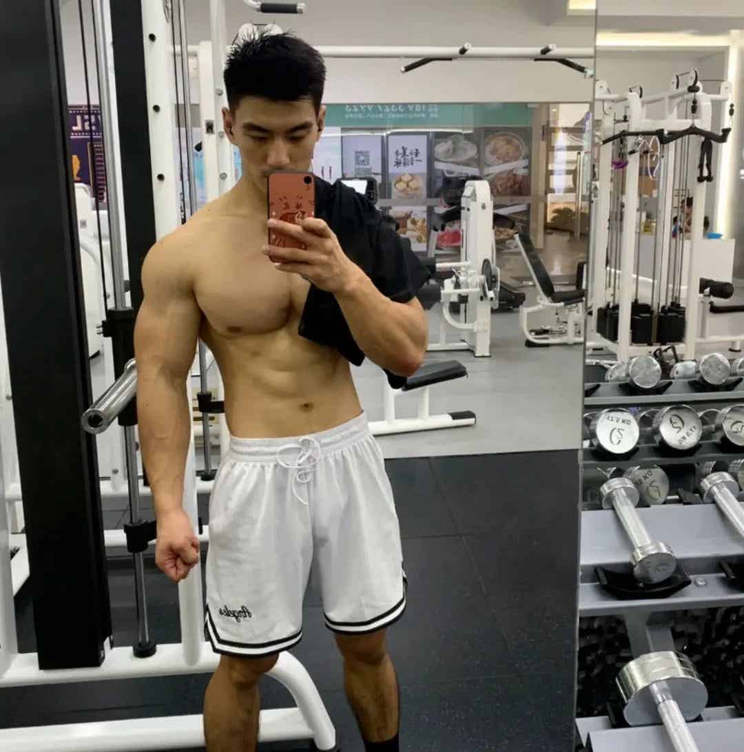 24 岁筋肉小哥半照出圈，网友直呼: 大鼻子老公我可以！